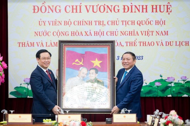 CHỦ TỊCH QUỐC HỘI VƯƠNG ĐÌNH HUỆ: CHUẨN BỊ KỸ LƯỠNG ĐỂ TẠO DẤU ẤN VỀ GIÁ TRỊ VĂN HÓA, CON NGƯỜI VIỆT NAM TẠI HỘI NGHỊ NGHỊ SĨ TRẺ TOÀN CẦU